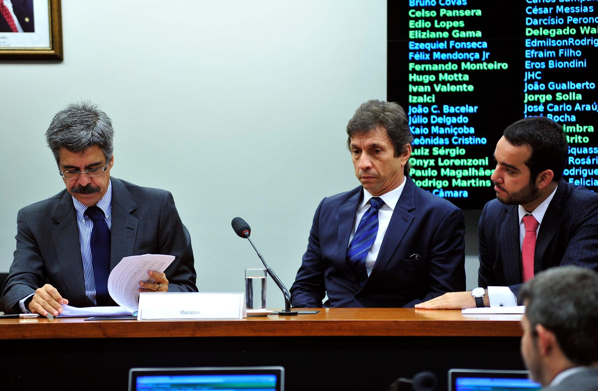 Vice-presidente da Construtora Mendes J&uacute;nior Trading Engenharia, S&eacute;rgio Cunha Mendes (centro), n&atilde;o falou