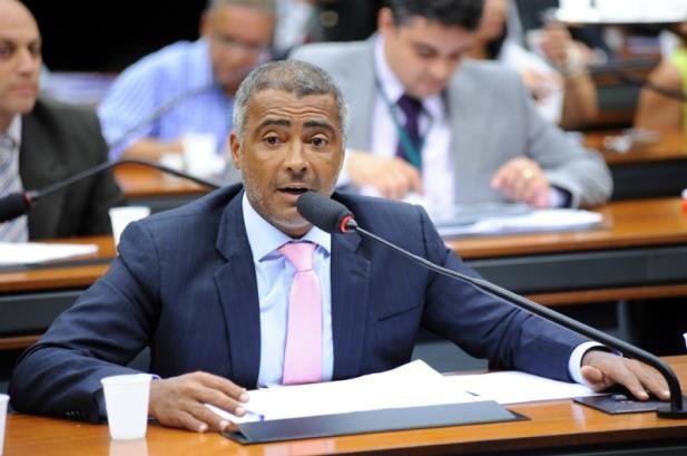Rom&aacute;rio comemou ren&uacute;ncia de Blatter