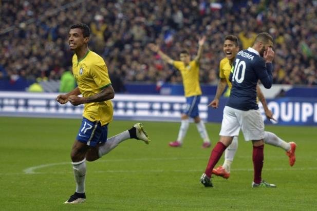 Luiz Gustavo foi cortado por les&atilde;o no joelho