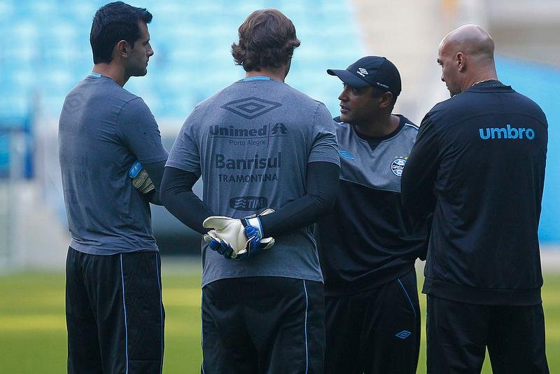 Roger conversou com goleiros antes do treino