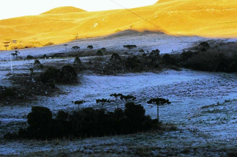 De acordo com a MetSul, ar muito seco em altitude trouxe frio intenso em baixadas e grandes diferen&ccedil;as de microclimas