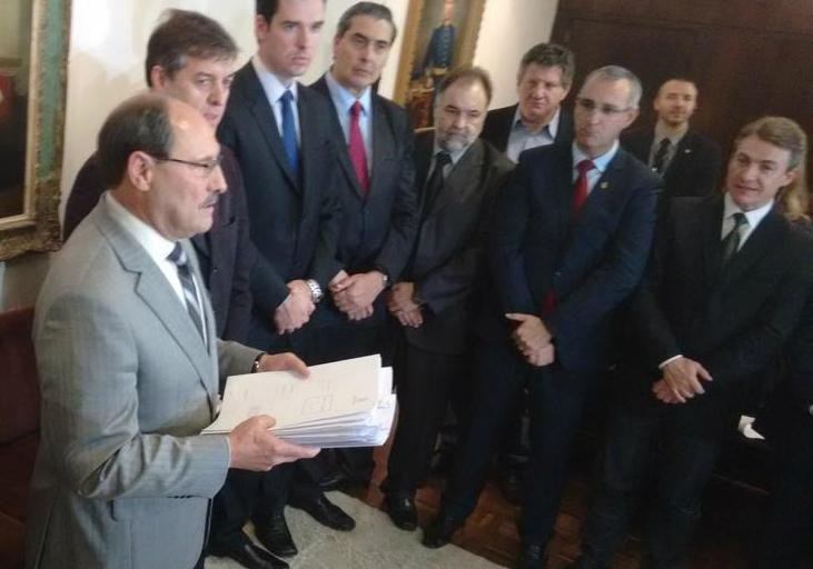 Sartori entrega pacote de projetos &agrave; Assembleia