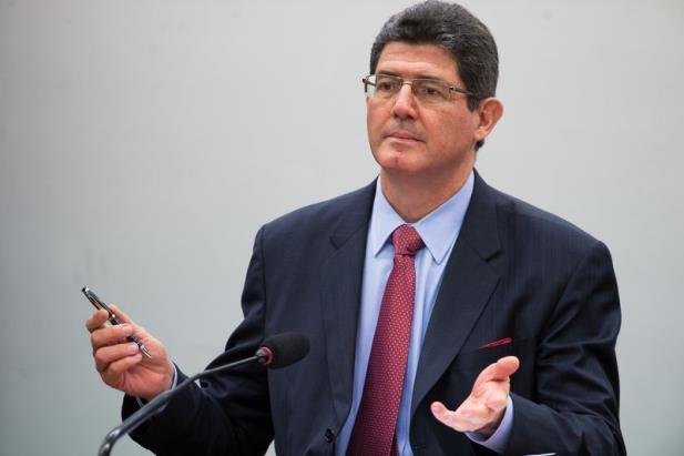Ministro da Fazenda diz que "foram feitos alinhamentos necess&aacute;rios", mas a interven&ccedil;&atilde;o do BC &eacute; &eacute; essencial
