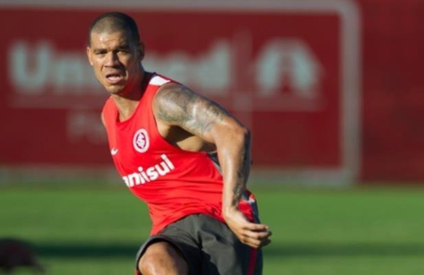 Nilton dever&aacute; ser titular contra o Palmeiras