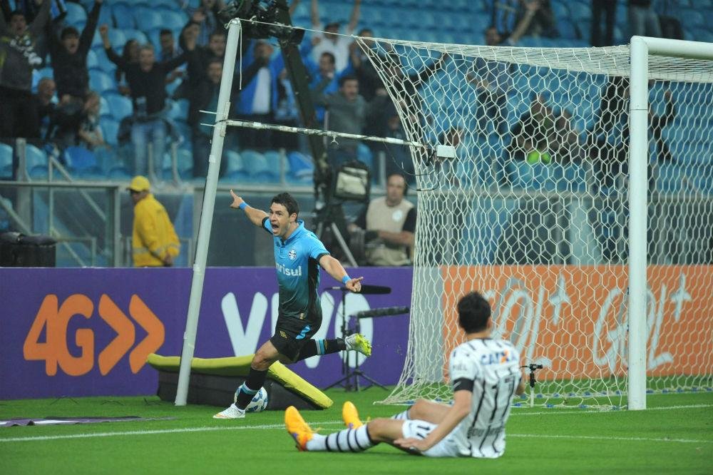 Gr&ecirc;mio abre o placar com Giuliano