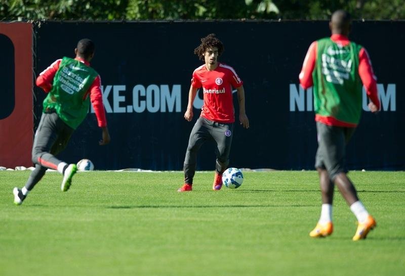 Vald&iacute;via deve jogar e Nilmar volta ao time depois de les&atilde;o no rosto