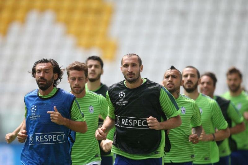 Chiellini (de colete preto) est&aacute; fora da final da Liga dos Campe&otilde;es