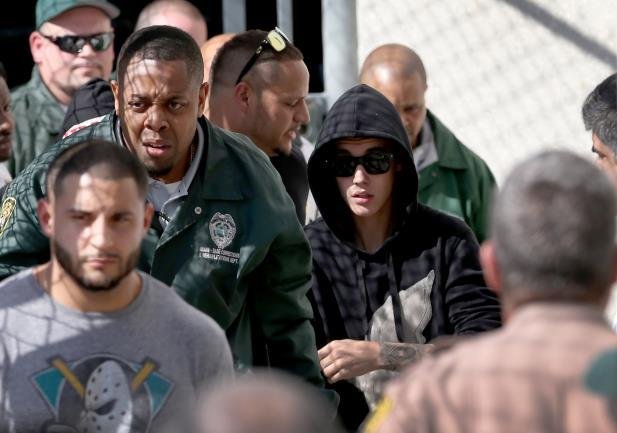 Popstar foi acusado de colidir ve&iacute;culo contra van de paparazzi