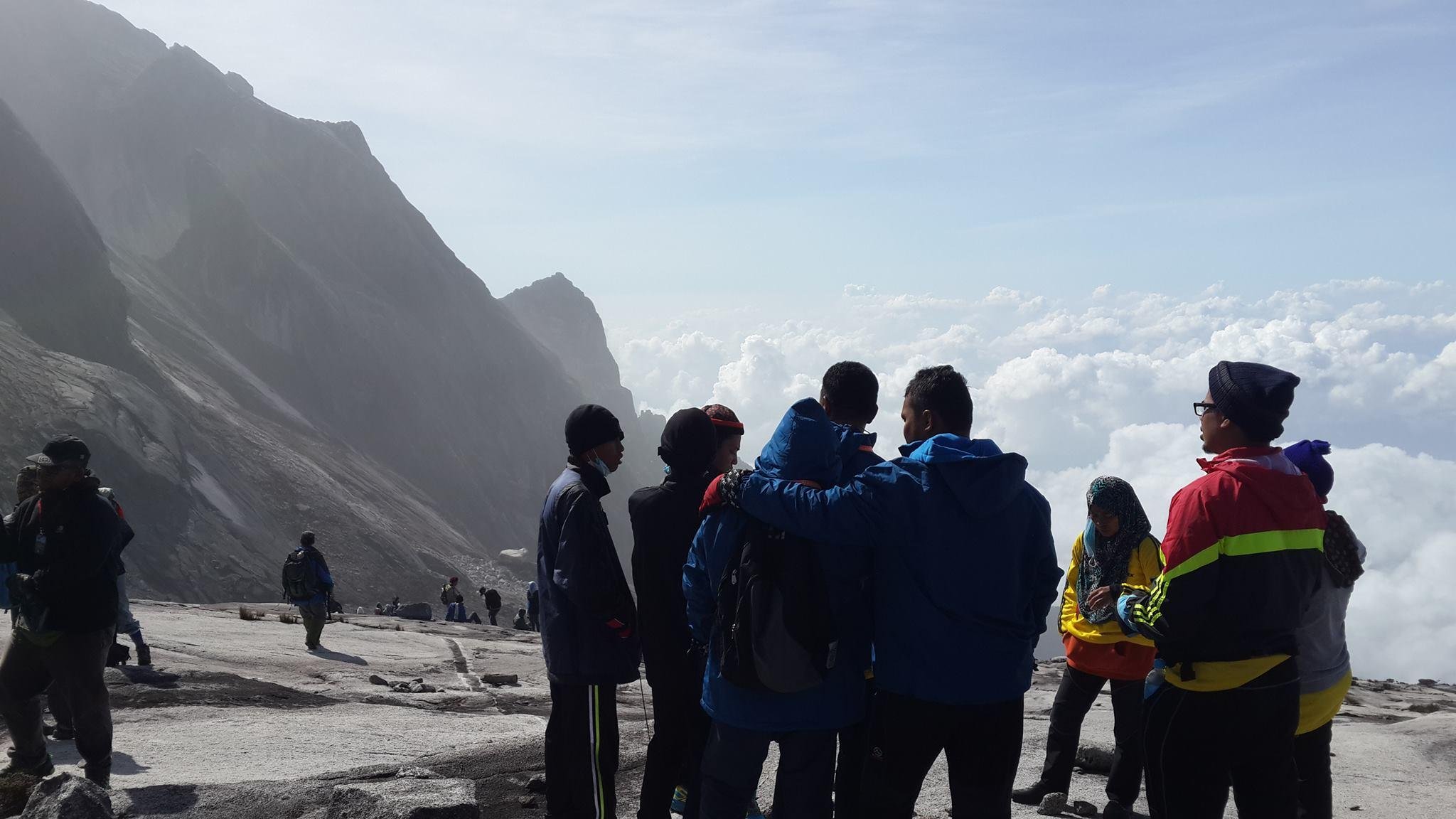 Autoridades fazem opera&ccedil;&otilde;es para resgatar mais de 100 pessoas presas no Kinabalu