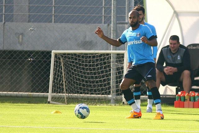 Ap&oacute;s les&atilde;o de Galhardo, Felippe Bastos deve assumir lateral-direita