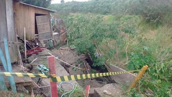 Casas desmoronaram no fim da manh&atilde; desta sexta em Canoas