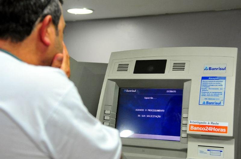 Clientes enfrentam dificuldades para sacar dinheiro e fazer pagamentos em ag&ecirc;ncias do banco