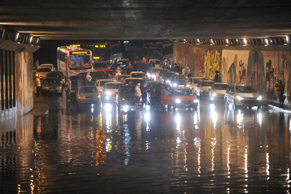 No T&uacute;nel da Concei&ccedil;&atilde;o trancado, no sentido bairro-Centro,