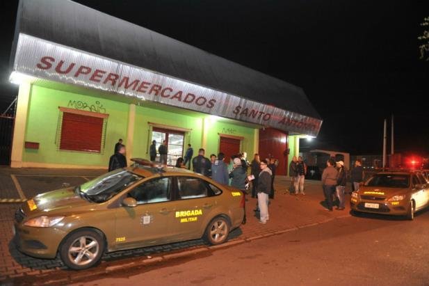 Dupla &eacute; suspeita de ter matado duas pessoas em mercado