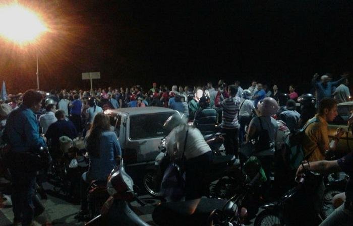 Grupo protestou contra apreens&atilde;o de alimentos pela aduana do pa&iacute;s vizinho ao Brasil