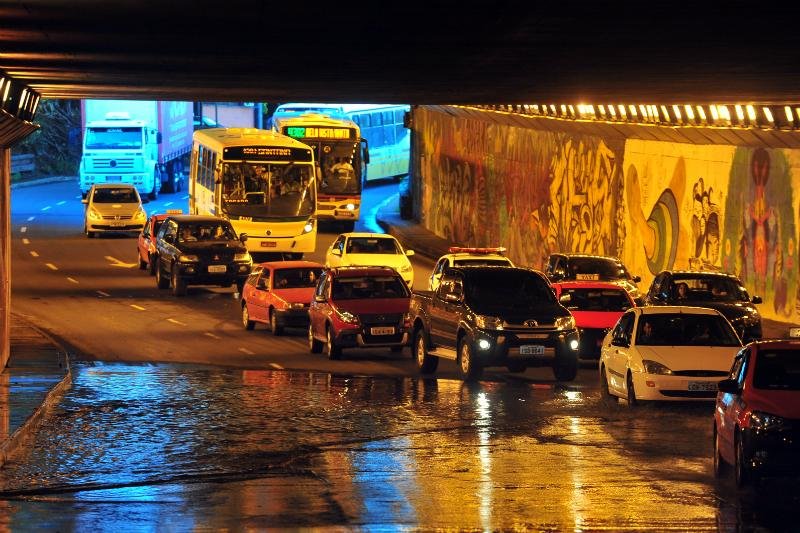 Chuva intensa alagou diversas avenidas