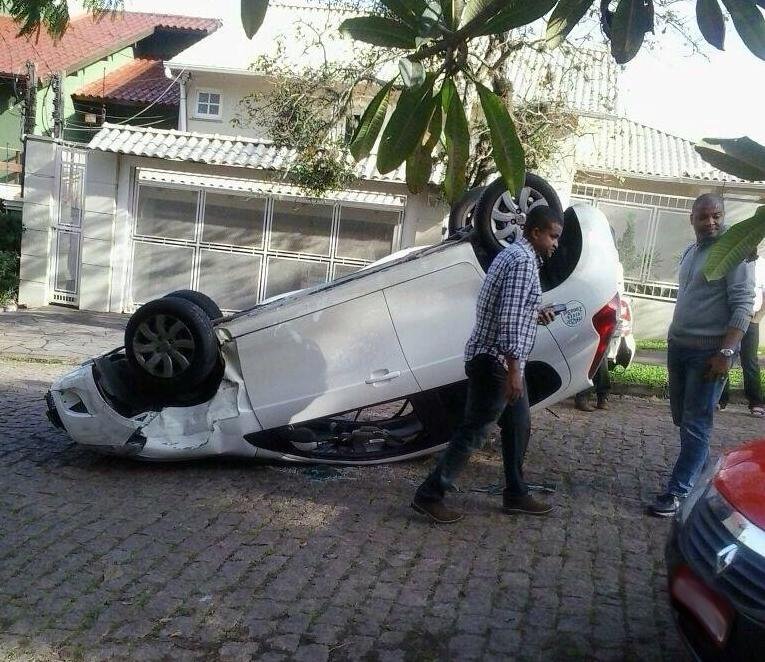 Vice-prefeito de Porto Alegre capota carro na zona Sul