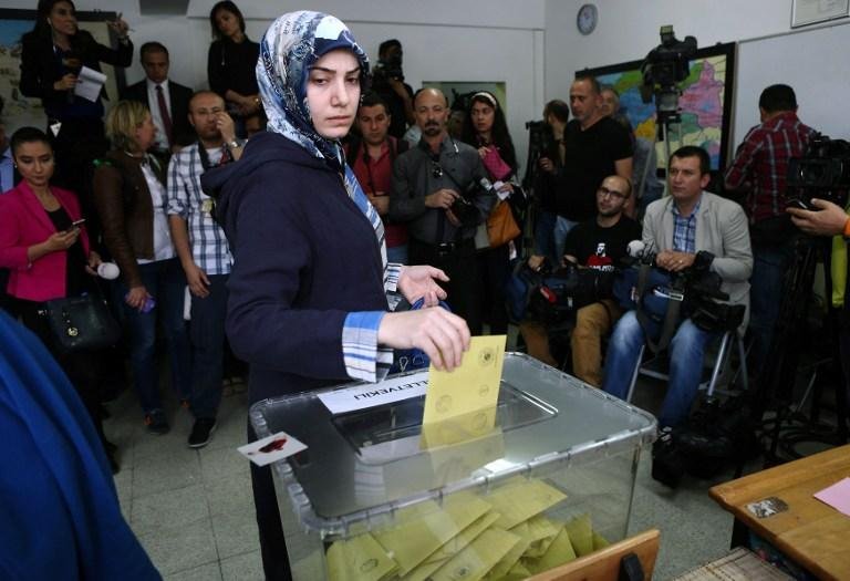 Turcos votam neste domingo