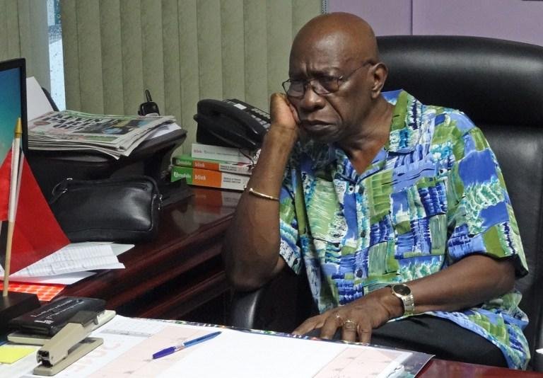 Jack Warner trabalha tranquilamente no seu escrit&oacute;rio
