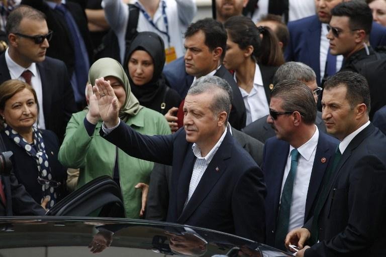 Erdogan acena para multid&atilde;o ap&oacute;s votar na Turquia