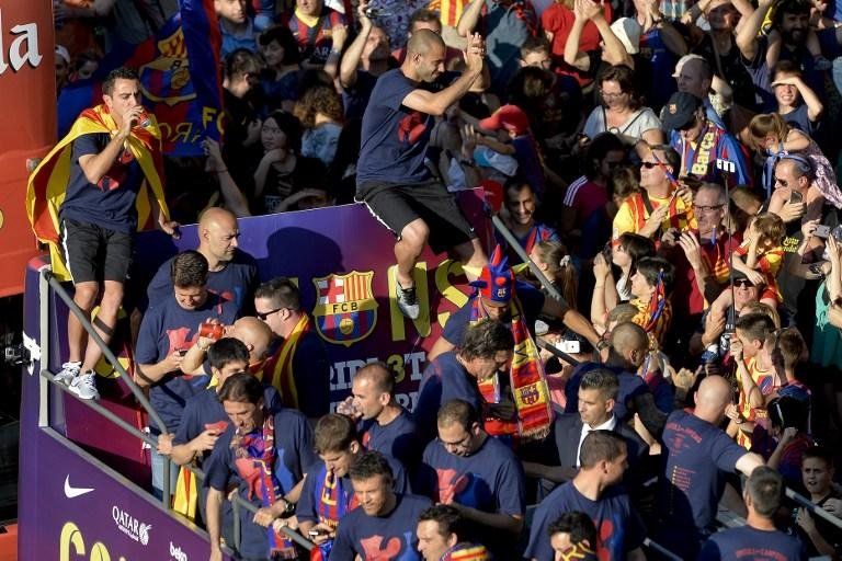 Barcelona arrasta multid&atilde;o e faz a festa dos torcedores na Catalunha