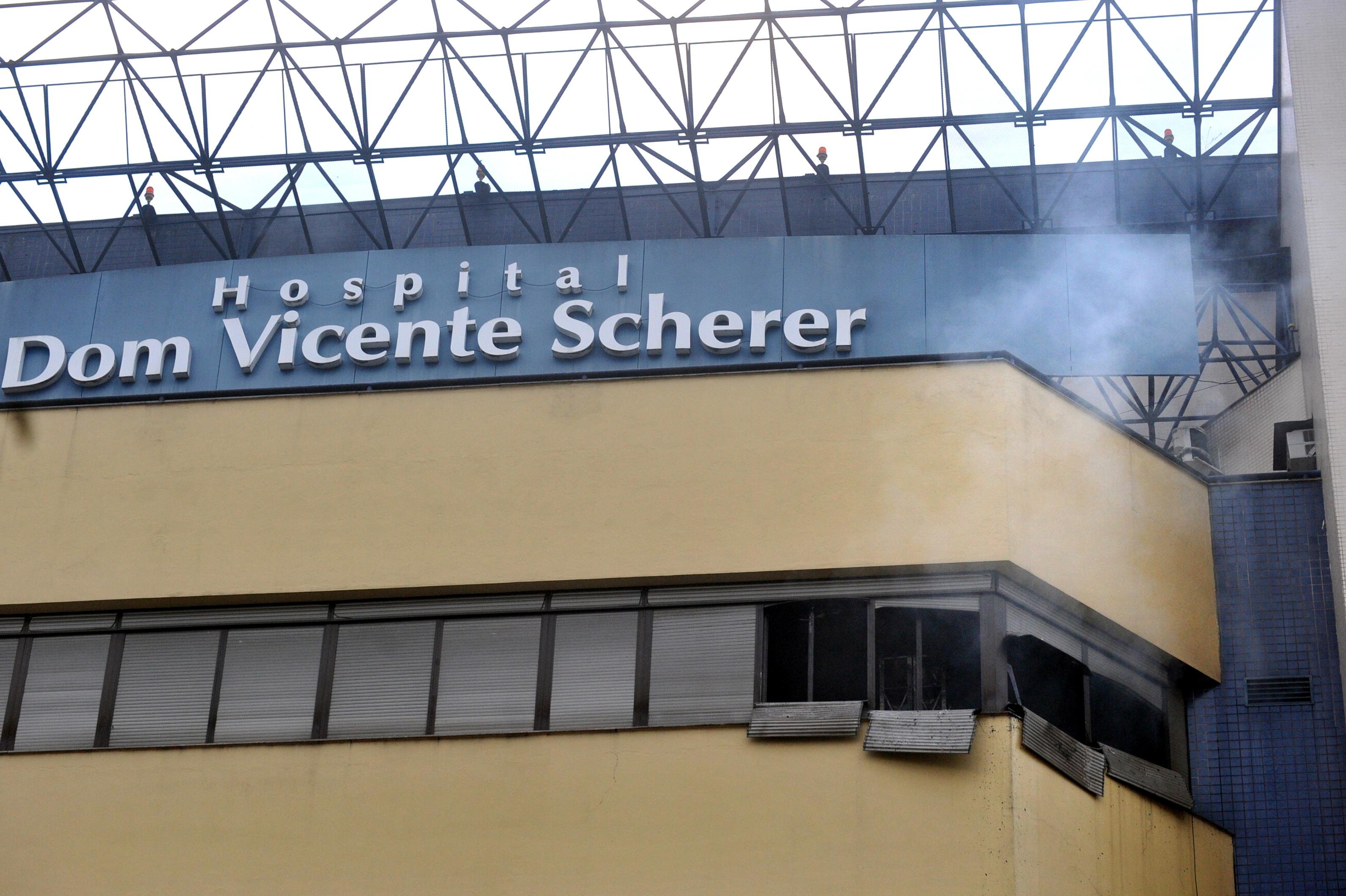 Inc&ecirc;ndio atinge parte do pr&eacute;dio do Hospital Dom Vicente Scherer