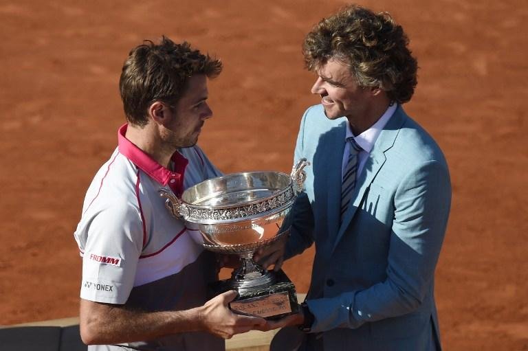 Guga foi convidado a entregar trof&eacute;u de Roland Garros