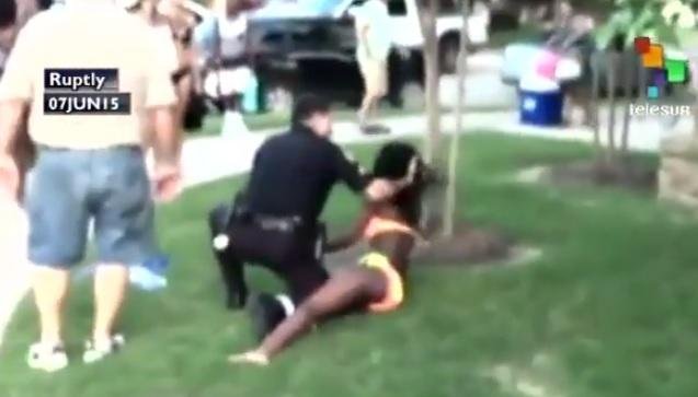 V&iacute;deo viral mostra policial usando arma para controlar jovens em piscina nos EUA