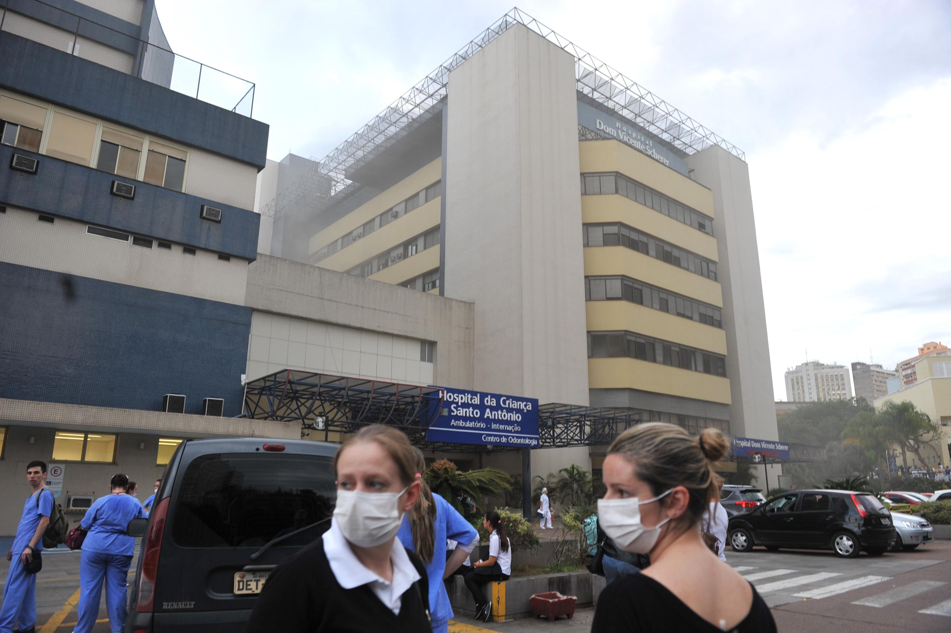 Pr&eacute;dio foi atingido por um inc&ecirc;ndio no domingo, quando local foi evacuado