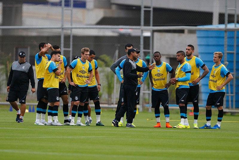 Roger comandou treino dos reservas nesta segunda