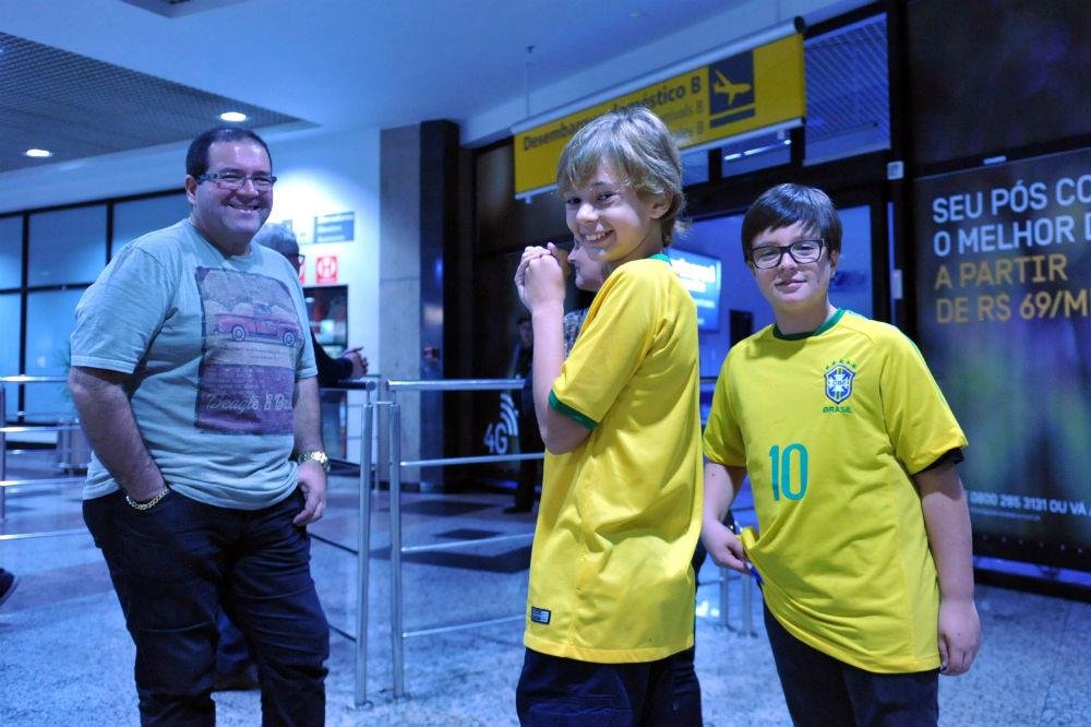 A delega&ccedil;&atilde;o desembarcou no aeroporto Salgado Filho pouco depois das 21h40min desta segunda-feira 