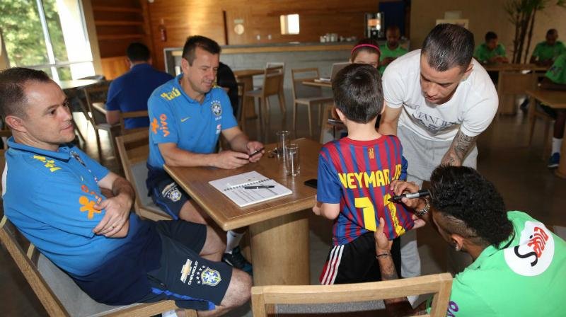 Meia do Inter esteve em Viam&atilde;o acompanhado dos filhos Santino e Martina 