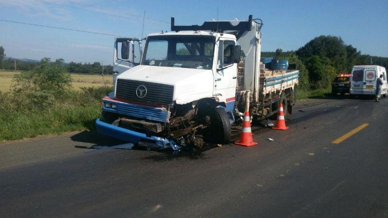 Caminh&atilde;o bateu frontalmente contra carro na BR 290