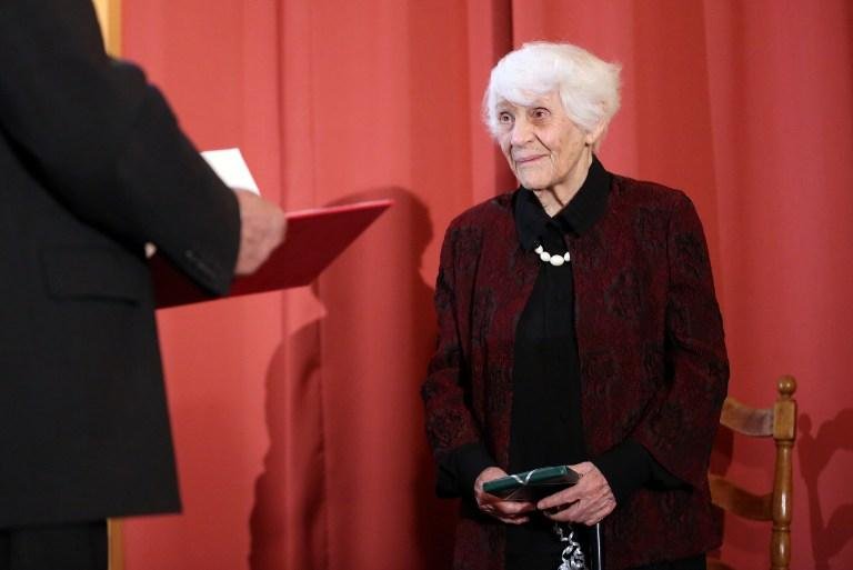 Mulher de 102 anos recebe t&iacute;tulo de doutorado roubado por nazistas 