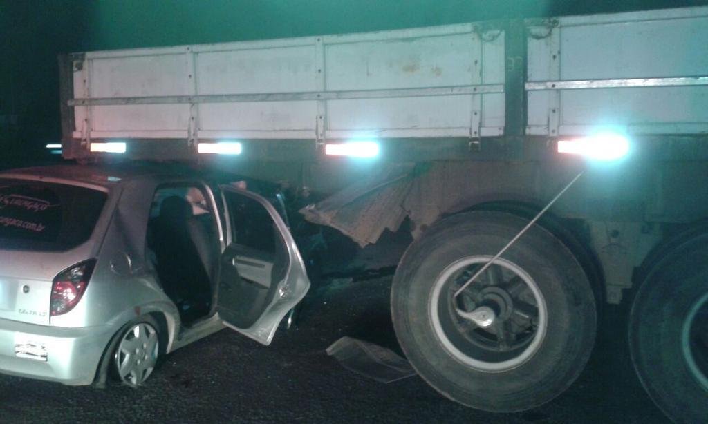 Ve&iacute;culo bateu na traseira da ca&ccedil;amba enquanto caminh&atilde;o atravessava a BR 386