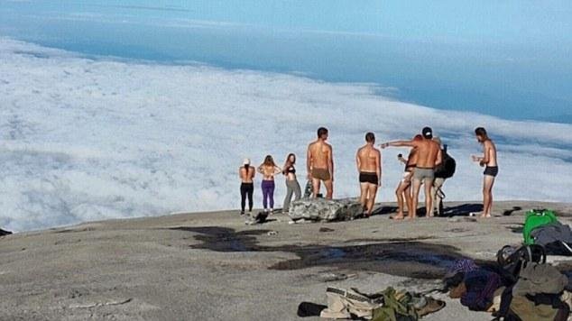 Fotografias de 10 turistas nus circularam pelas redes sociais e provocaram a revolta dos moradores