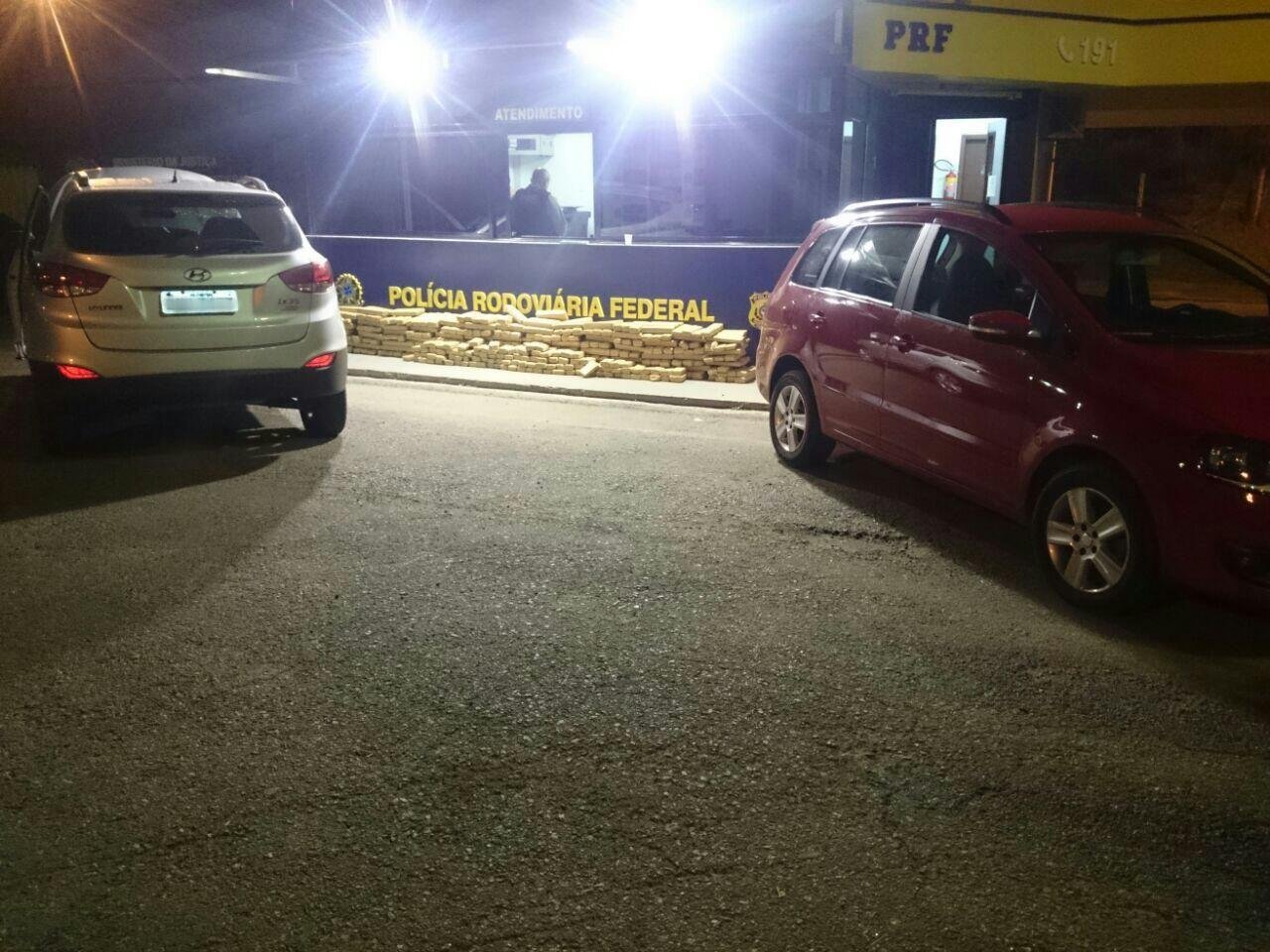PRF encaminhou os dois ve&iacute;culos, a droga e o preso para a Delegacia da Pol&iacute;cia Civil em Campo Largo