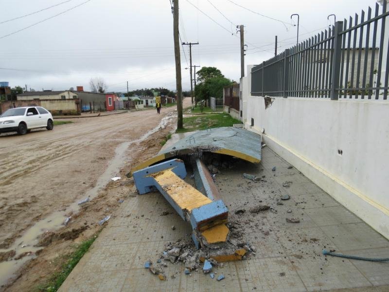 &Ocirc;nibus bateu em parada na manh&atilde; desta quarta em Bag&eacute;