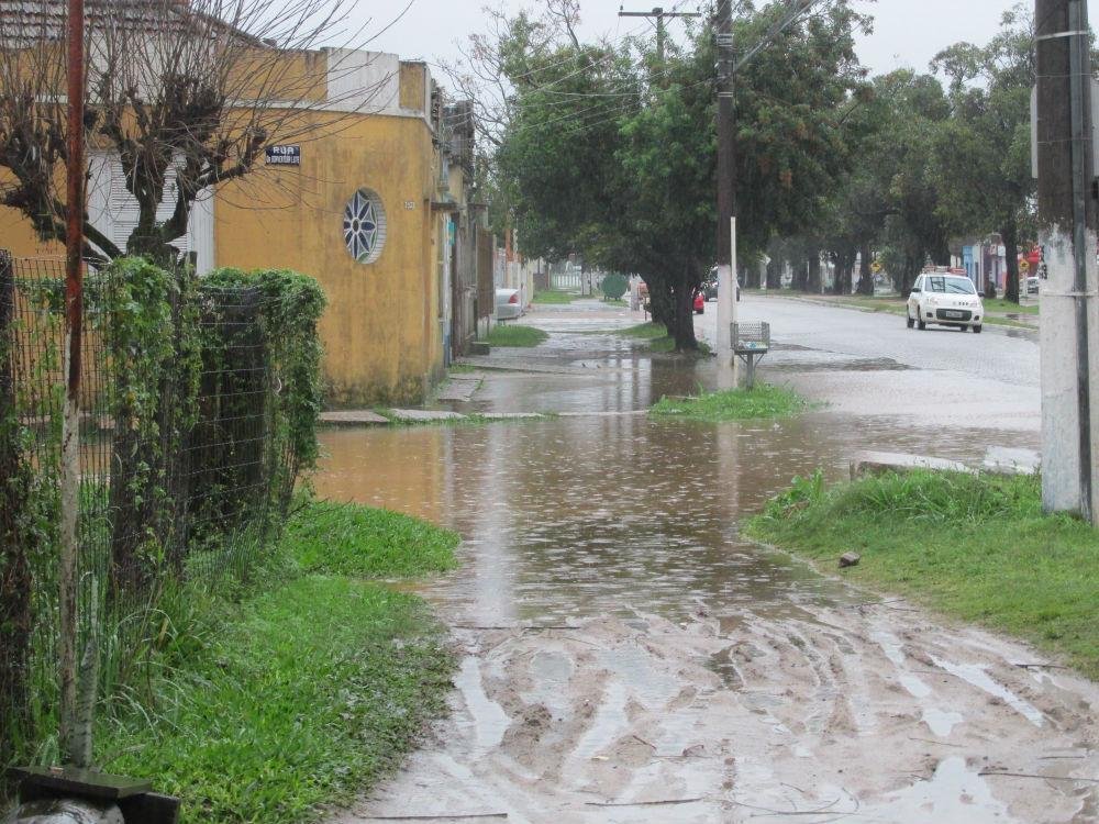 Chuva alagou diversos pontos de Pelotas e Rio Grande