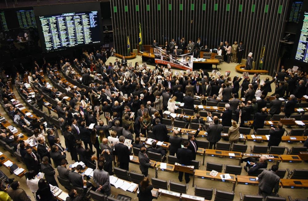 Por 311 votos a 134, foi mantida a obriga&ccedil;&atilde;o a partir dos 18 anos at&eacute; os 70 anos