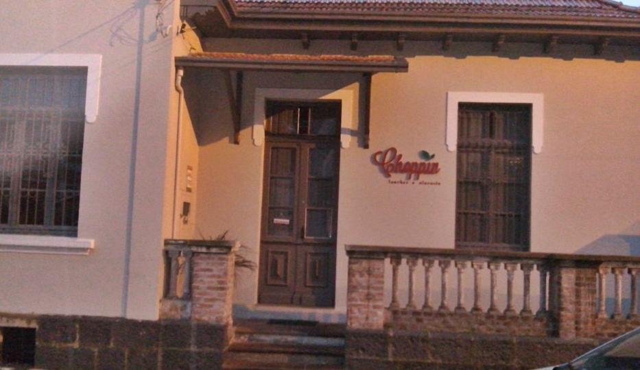 Trio faz arrast&atilde;o em restaurante na Serra
