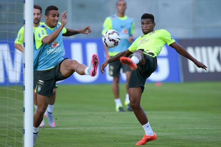 Cortado, Danilo lamenta sonho interrompido na Sele&ccedil;&atilde;o