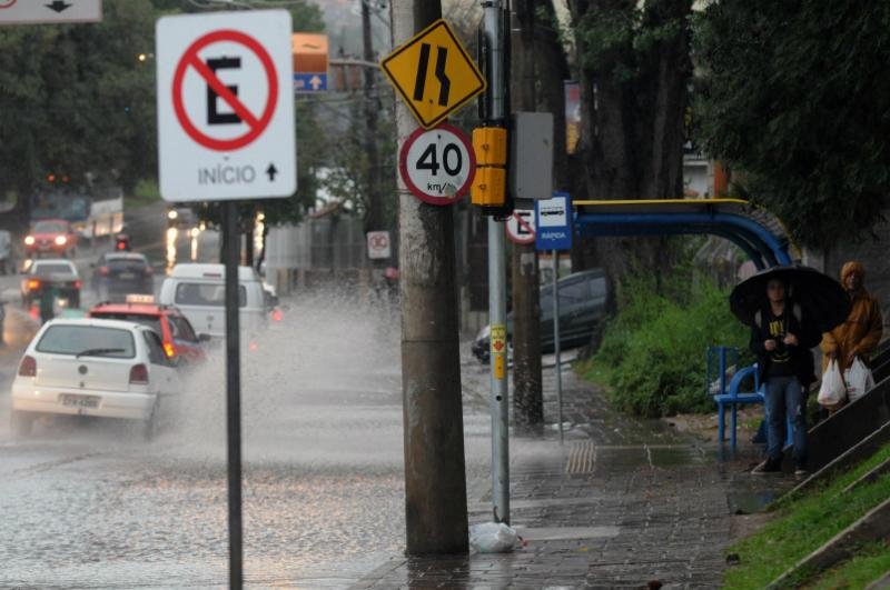 Ao menos 200 agentes da EPTC orientam o tr&acirc;nsito 