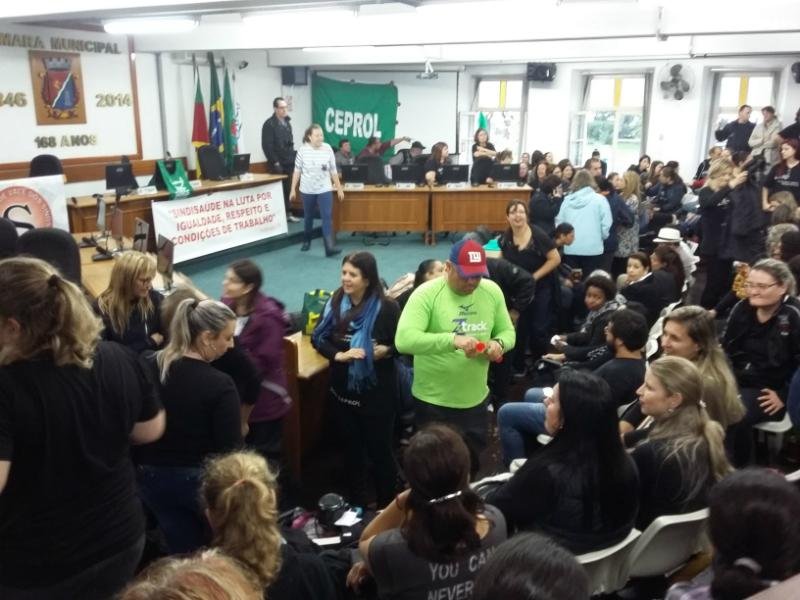 Servidores municipais ocupam C&acirc;mara de Vereadores de S&atilde;o Leopoldo