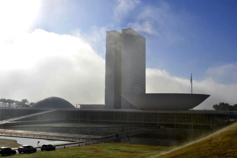 C&acirc;mara aprova redu&ccedil;&atilde;o da idade m&iacute;nima para deputados