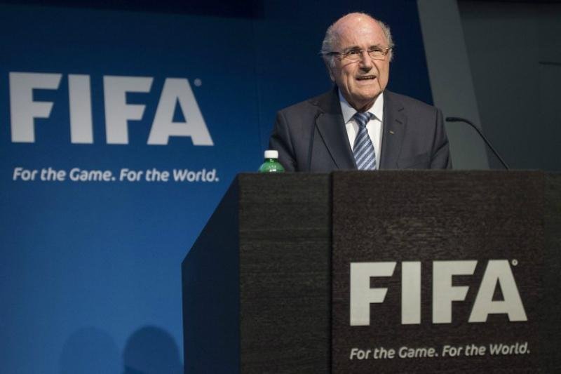 Blatter descarta sua sa&iacute;da imediata da Fifa 