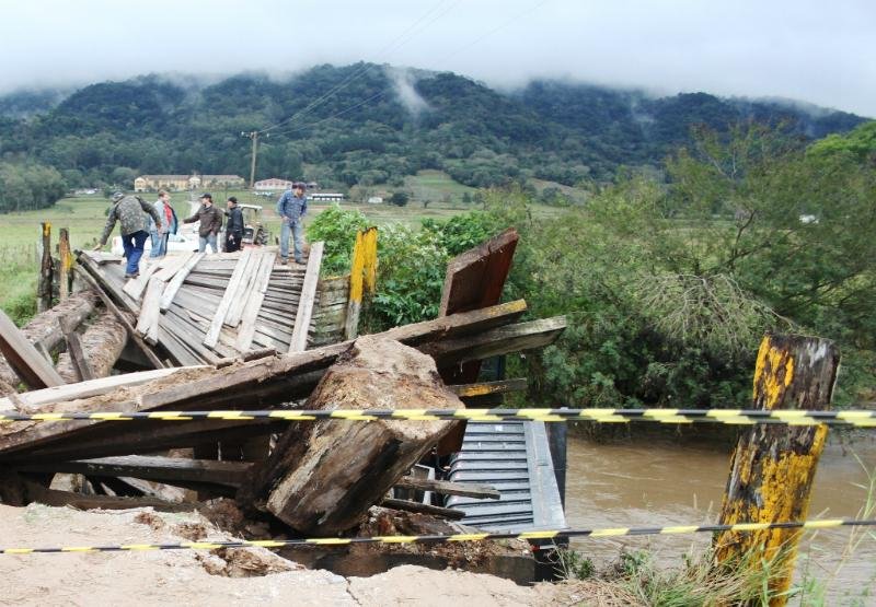 Ponte n&atilde;o aguentou peso de caminh&atilde;o