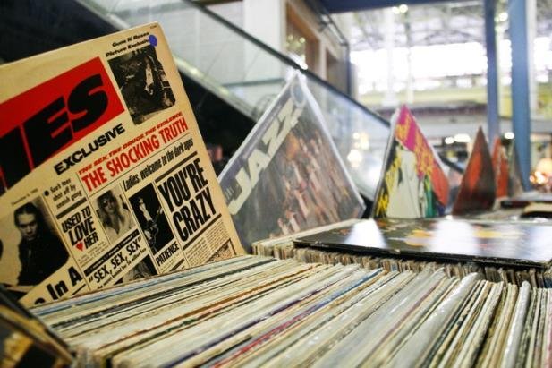 Nova data de lan&ccedil;amento vale para os formatos de CD, vinil, digital ou streaming 
