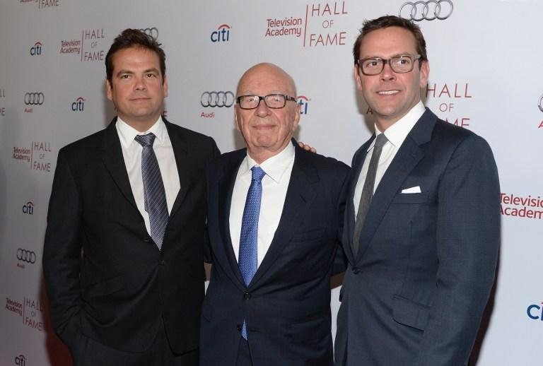 Rupert Murdoch acompanhado de seus filhos Lachlan (E) e James (D), que assumir&atilde;o os neg&oacute;cios do magnata das comunica&ccedil;&otilde;es 
