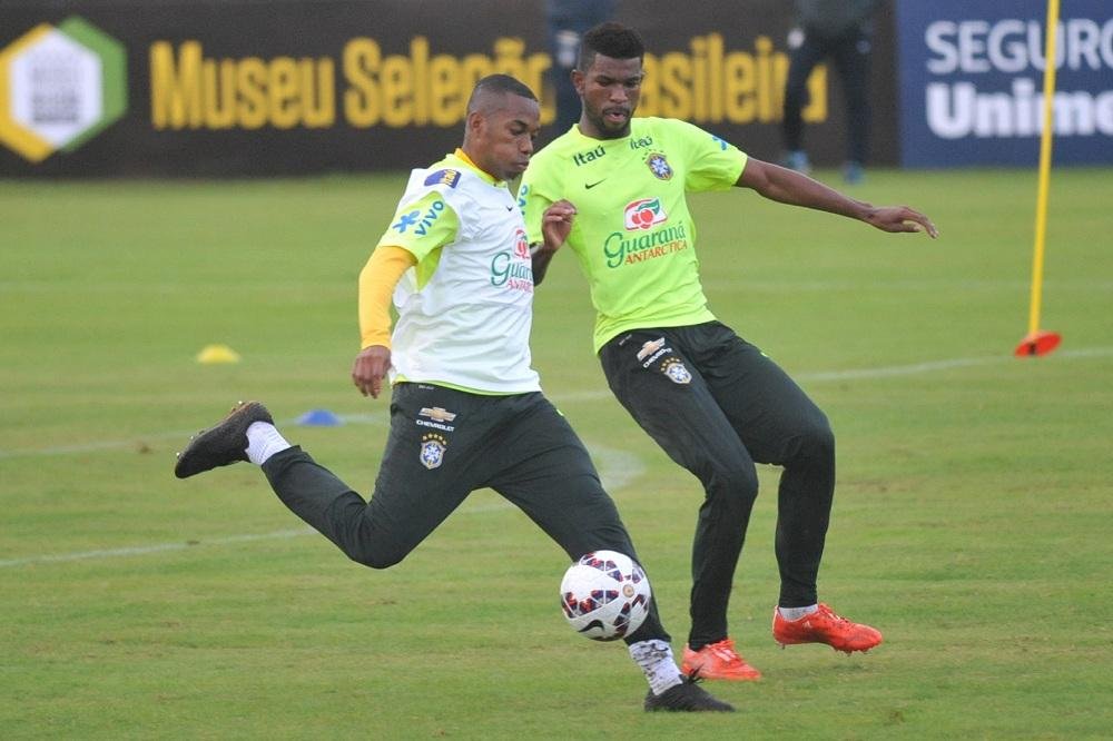 Robinho domina a bola 